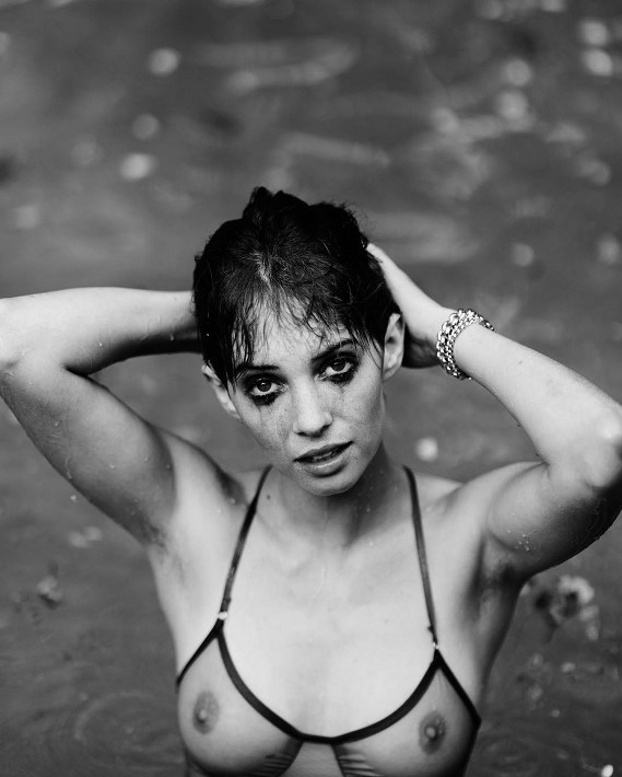 Обнажённая майя хоук горячие интимные фото - maya hawke hot без цензуры 4 Blank