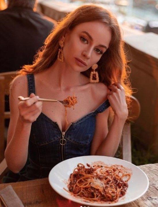 Ксения жданова показала ложбинку между сисек Ксения Жданова Показала Ложбинку Между Сисек