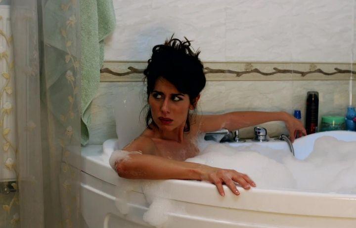 Голая девушка моется в ванной – порно фото рукописныйтекст.рф